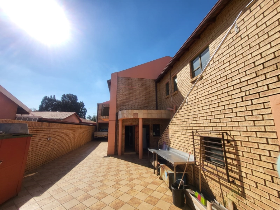 7 Bedroom Property for Sale in Lenasia Ext 1 Gauteng