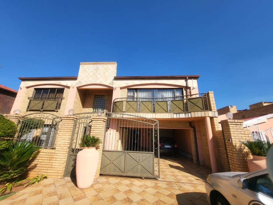 7 Bedroom Property for Sale in Lenasia Ext 1 Gauteng
