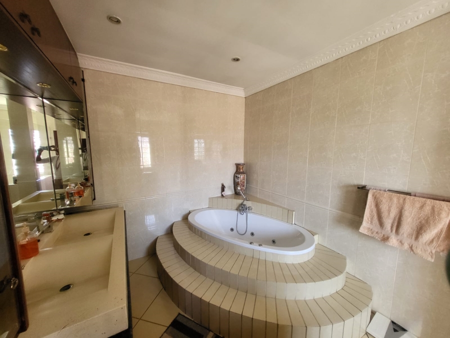 7 Bedroom Property for Sale in Lenasia Ext 1 Gauteng