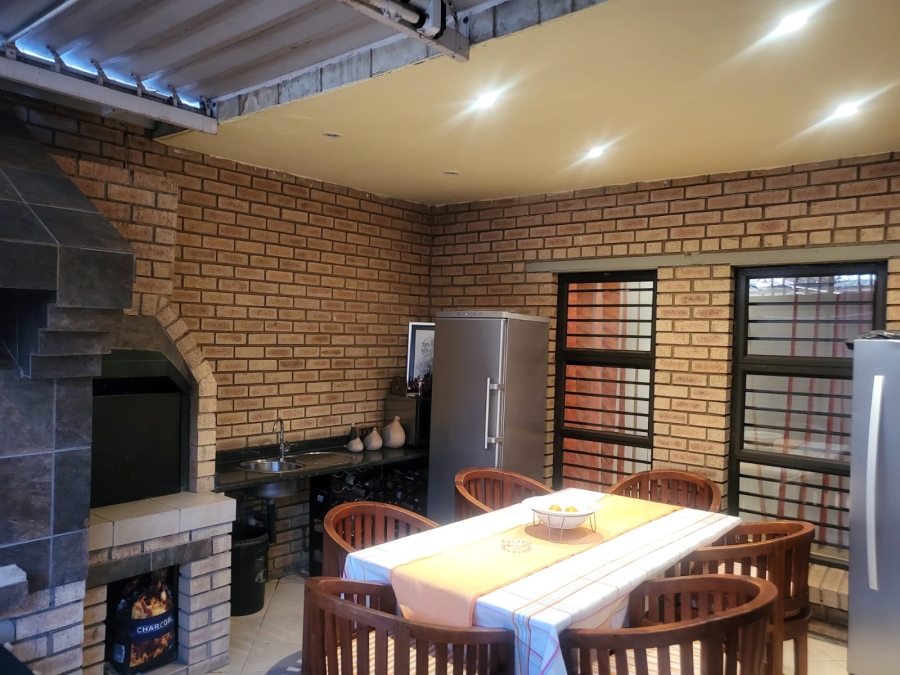 7 Bedroom Property for Sale in Lenasia Ext 1 Gauteng