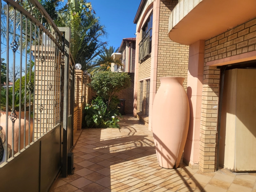 7 Bedroom Property for Sale in Lenasia Ext 1 Gauteng