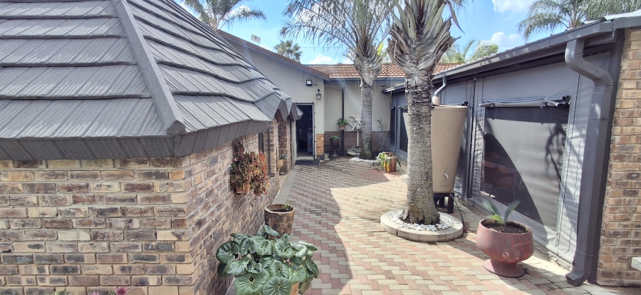 6 Bedroom Property for Sale in Pretoria Gardens Gauteng