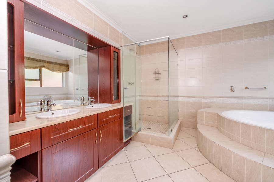5 Bedroom Property for Sale in Lonehill Gauteng