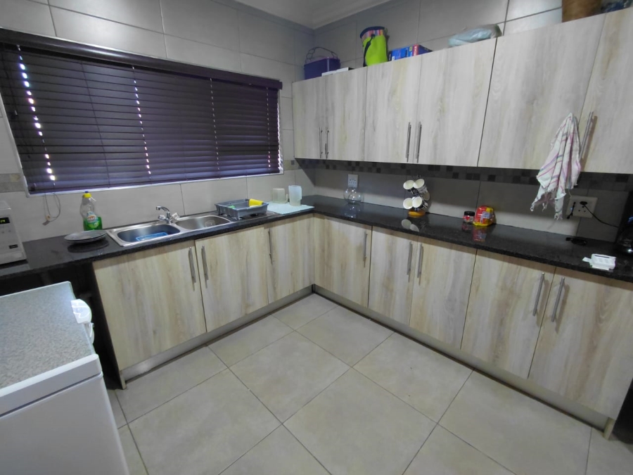 2 Bedroom Property for Sale in Dunnottar Gauteng