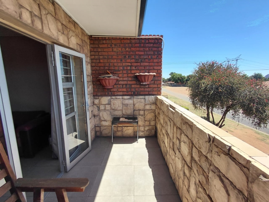 2 Bedroom Property for Sale in Dunnottar Gauteng