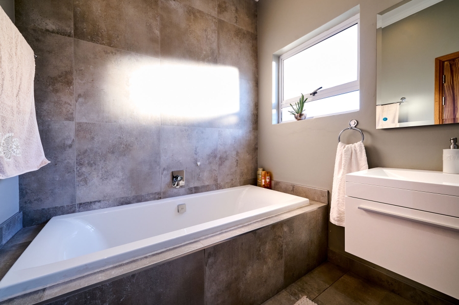 3 Bedroom Property for Sale in Waterfall Country Village Gauteng