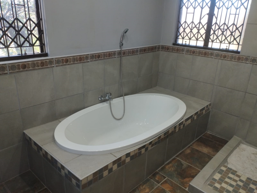 4 Bedroom Property for Sale in Houtkop A H Gauteng