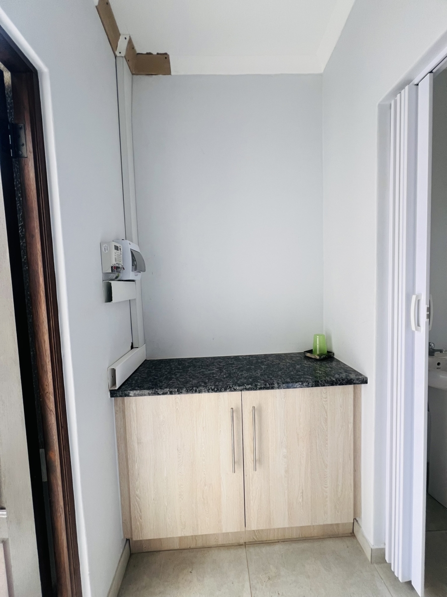 To Let 1 Bedroom Property for Rent in Florida Gauteng