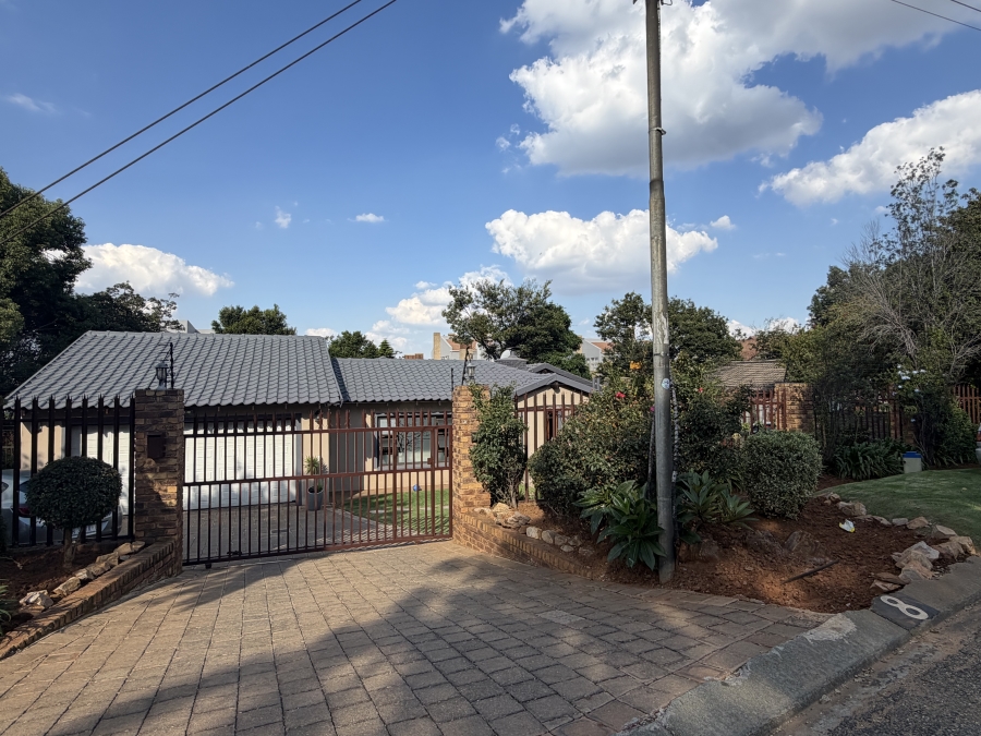To Let 4 Bedroom Property for Rent in Glenanda Gauteng