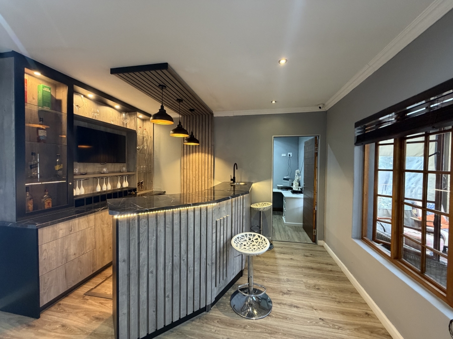 To Let 4 Bedroom Property for Rent in Glenanda Gauteng