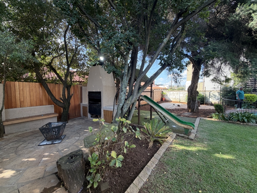 To Let 4 Bedroom Property for Rent in Glenanda Gauteng