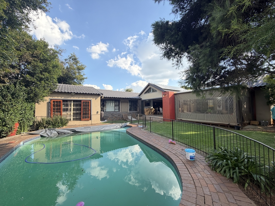 To Let 4 Bedroom Property for Rent in Glenanda Gauteng