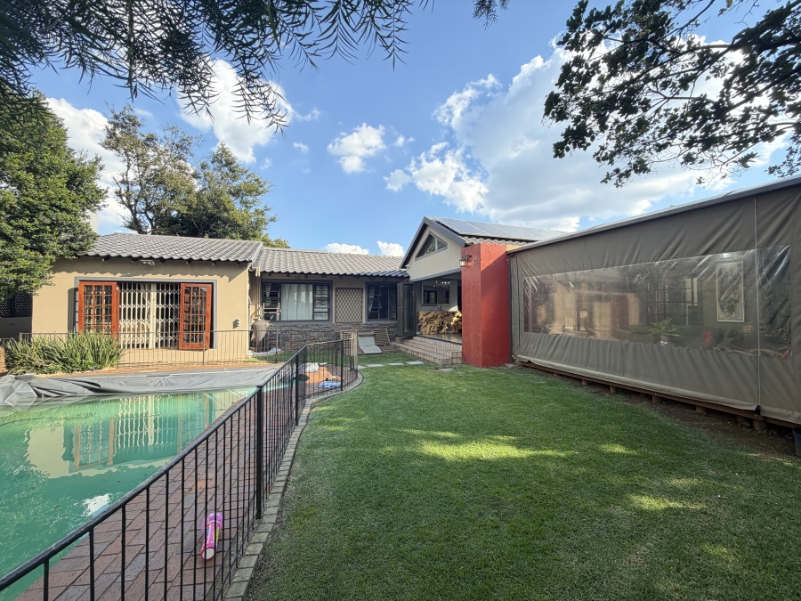 To Let 4 Bedroom Property for Rent in Glenanda Gauteng
