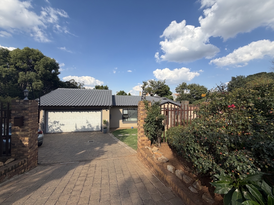 To Let 4 Bedroom Property for Rent in Glenanda Gauteng