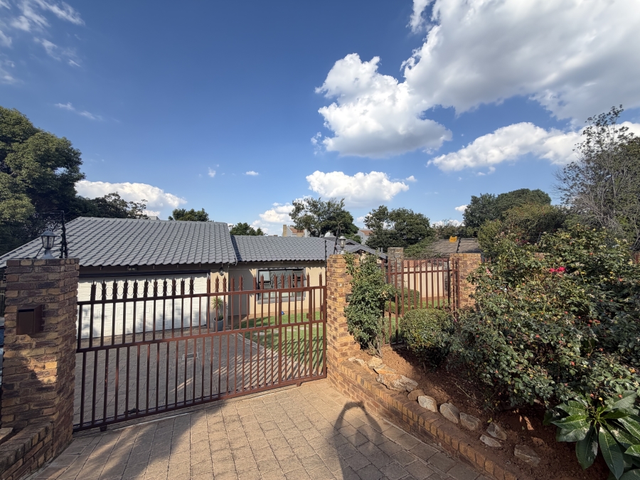 To Let 4 Bedroom Property for Rent in Glenanda Gauteng