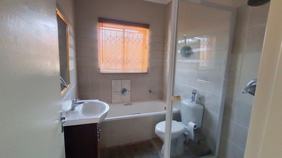 2 Bedroom Property for Sale in Helikonpark Gauteng