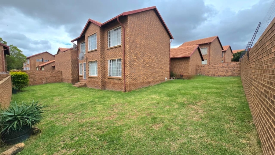 2 Bedroom Property for Sale in The Reeds Gauteng