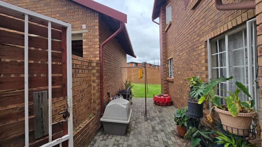 2 Bedroom Property for Sale in The Reeds Gauteng