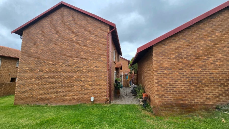 2 Bedroom Property for Sale in The Reeds Gauteng