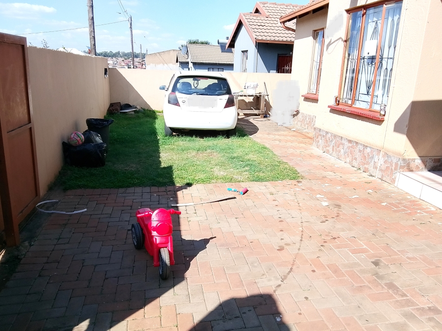 3 Bedroom Property for Sale in Clayville Gauteng