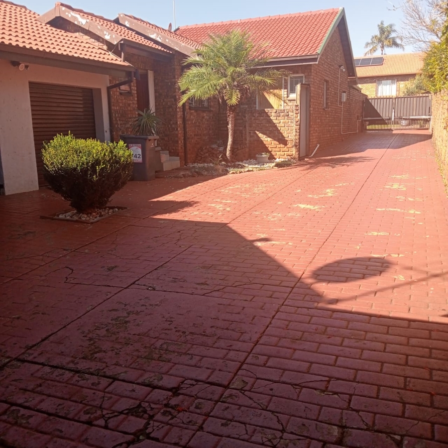 3 Bedroom Property for Sale in Garsfontein Gauteng