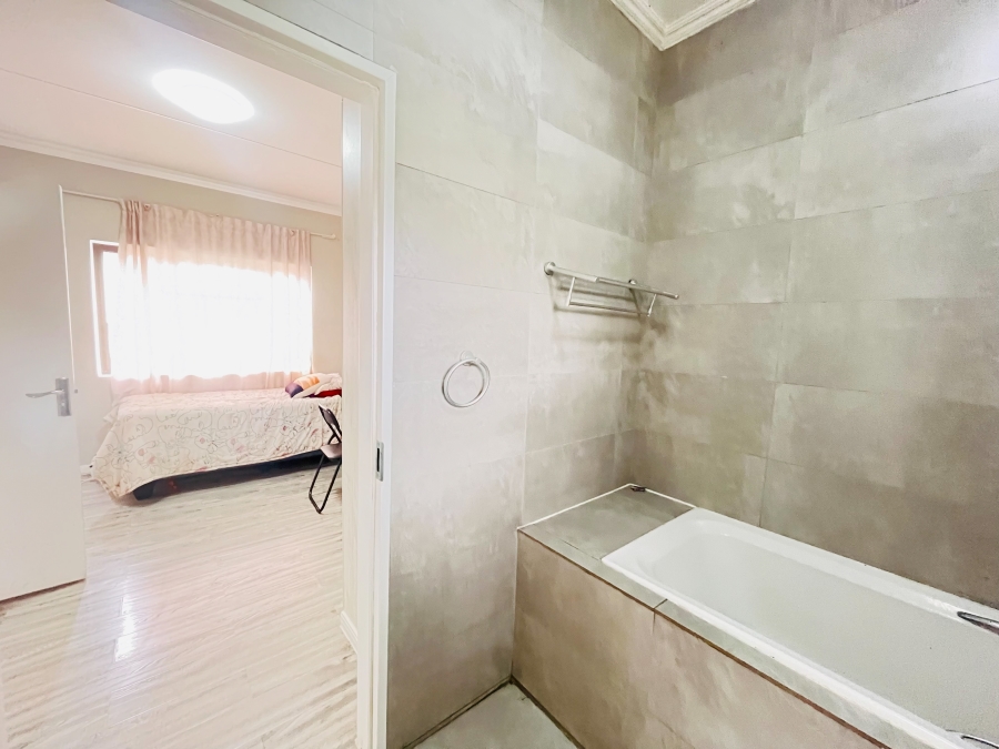 To Let 1 Bedroom Property for Rent in Broadacres Gauteng