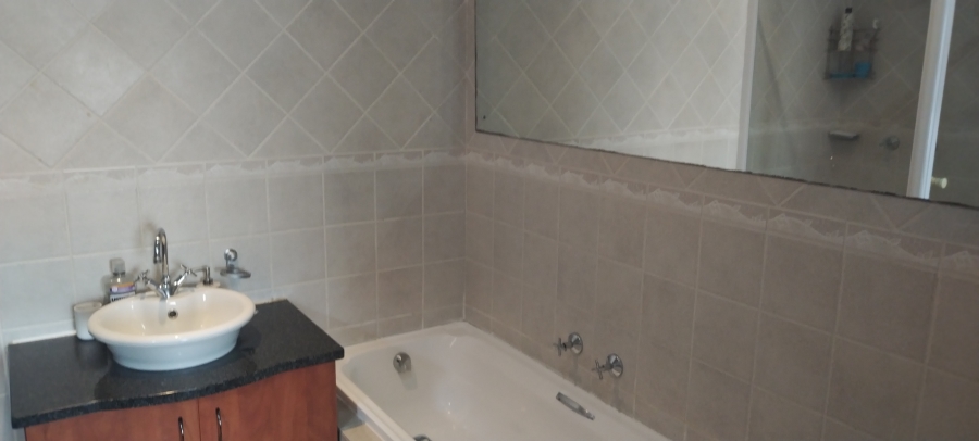 To Let 2 Bedroom Property for Rent in Sonneveld Gauteng