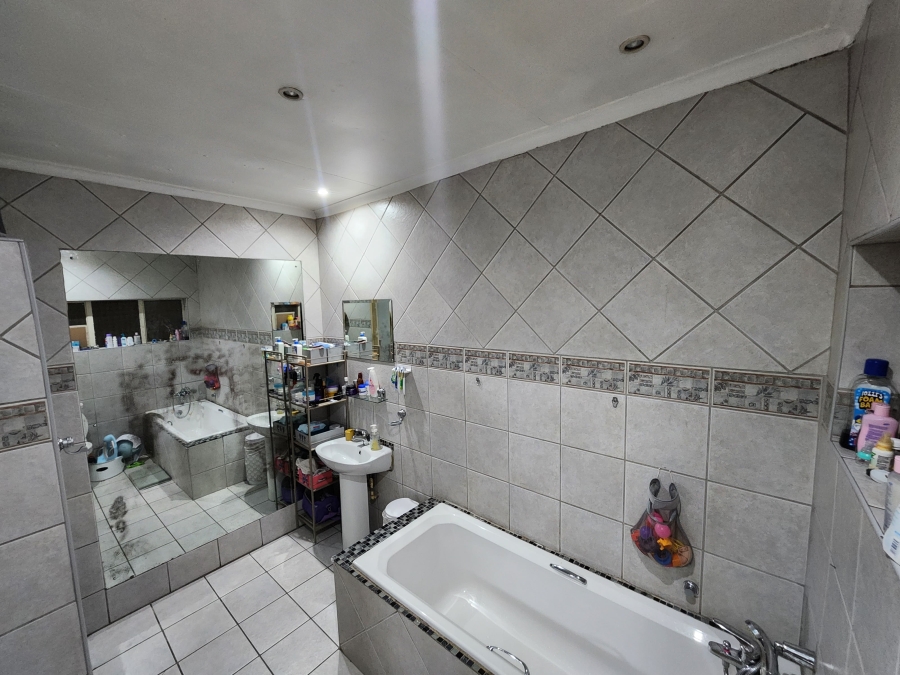 4 Bedroom Property for Sale in Vanderbijlpark Sw 2 Gauteng