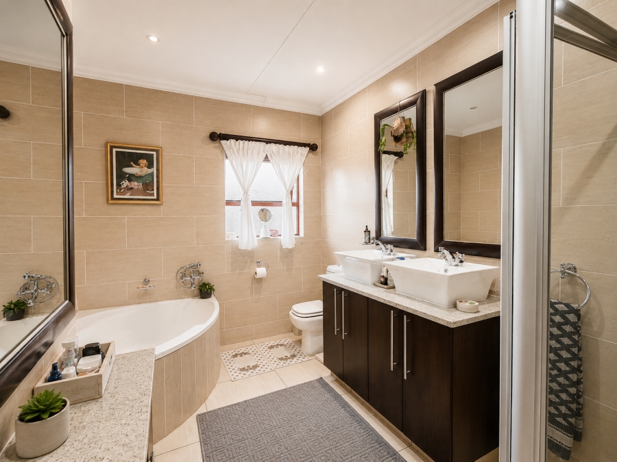 4 Bedroom Property for Sale in Three Rivers Proper Gauteng