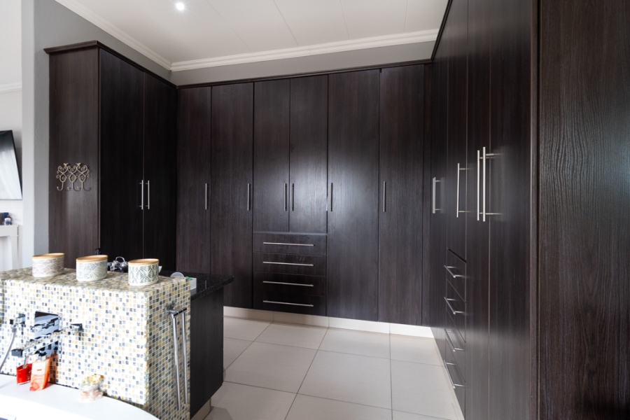 To Let 4 Bedroom Property for Rent in Silver Lakes Gauteng