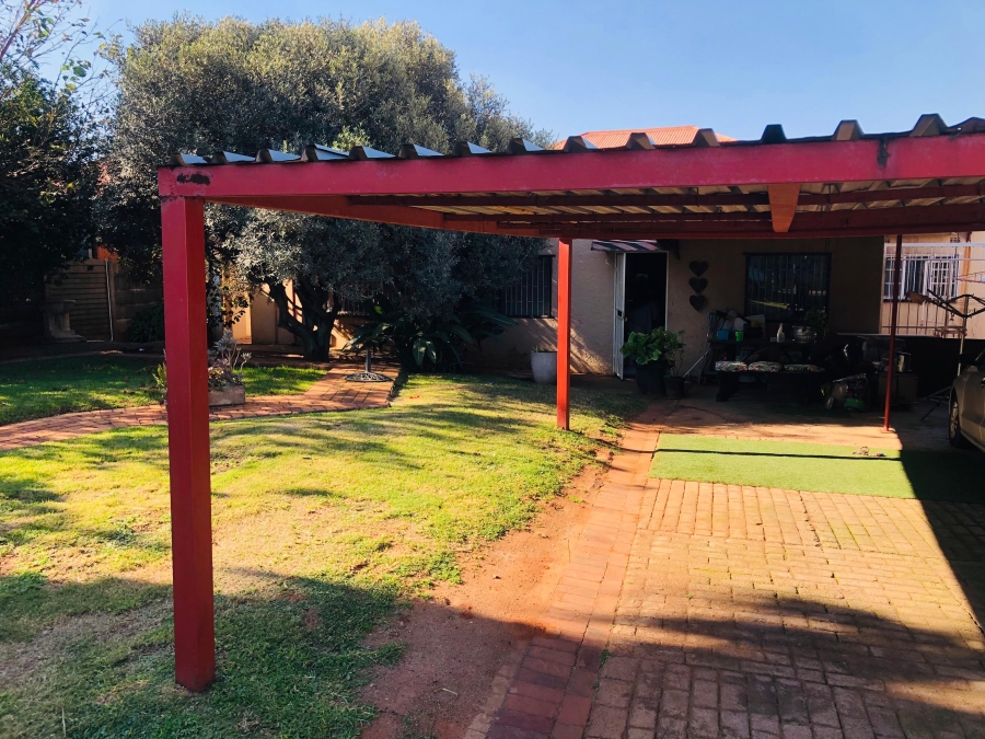 6 Bedroom Property for Sale in Primrose Hill Gauteng