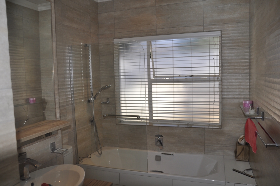 3 Bedroom Property for Sale in Buccleuch Gauteng