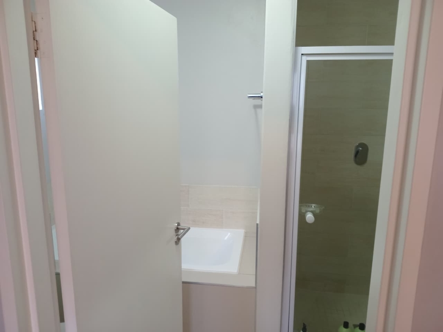 2 Bedroom Property for Sale in Blue Hills Gauteng