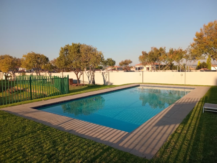 2 Bedroom Property for Sale in Blue Hills Gauteng