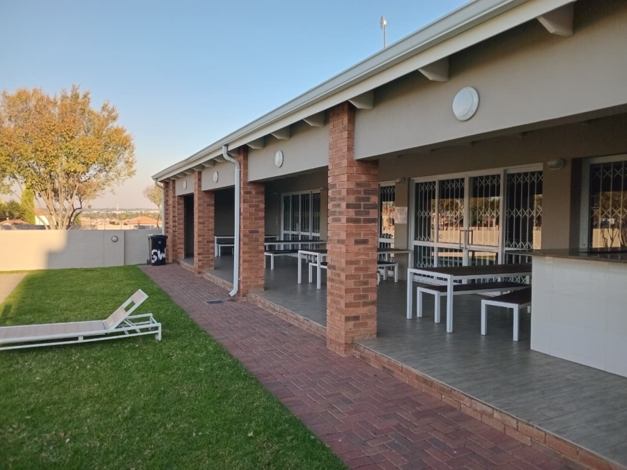 2 Bedroom Property for Sale in Blue Hills Gauteng