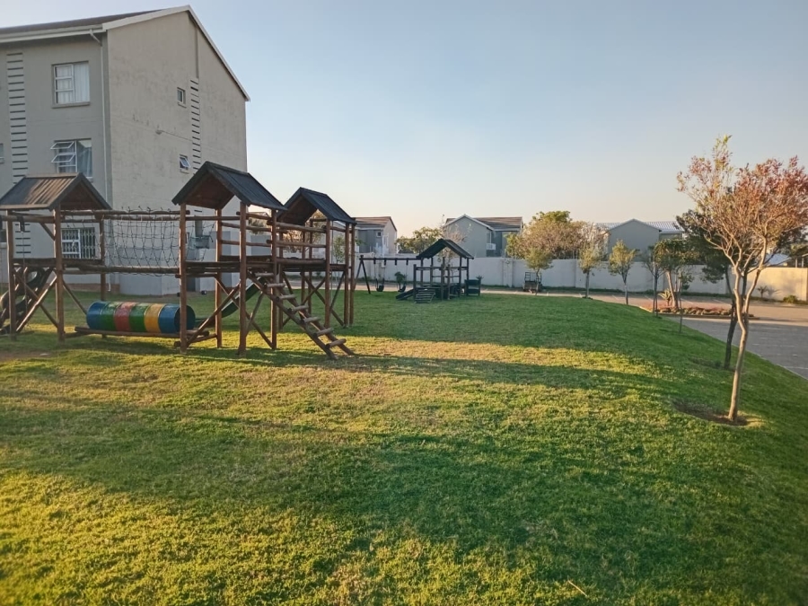 2 Bedroom Property for Sale in Blue Hills Gauteng