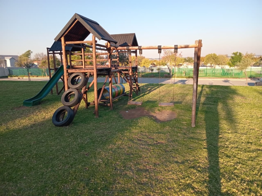 2 Bedroom Property for Sale in Blue Hills Gauteng