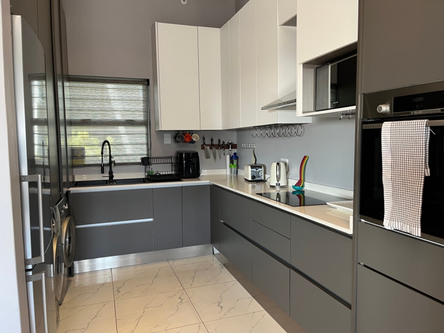 To Let 3 Bedroom Property for Rent in Sandown Gauteng
