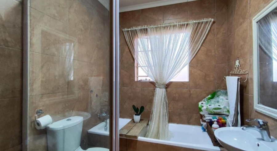 3 Bedroom Property for Sale in Glen Marais Gauteng