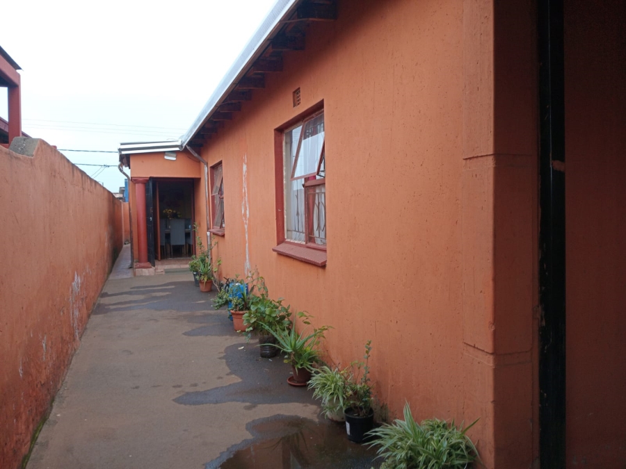 4 Bedroom Property for Sale in Rondebult Gauteng