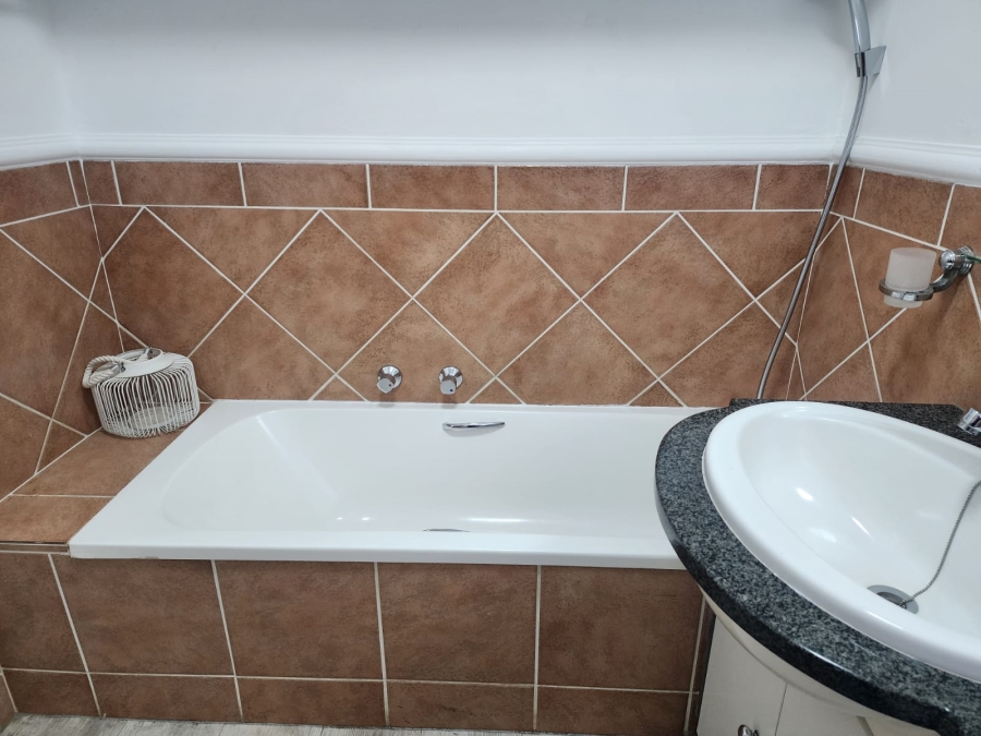 To Let 2 Bedroom Property for Rent in River Club Gauteng