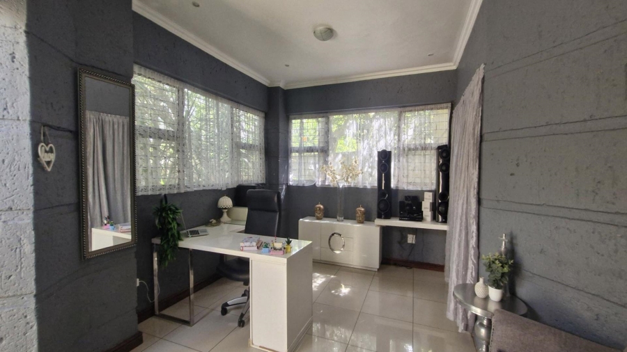 6 Bedroom Property for Sale in Gallo Manor Gauteng