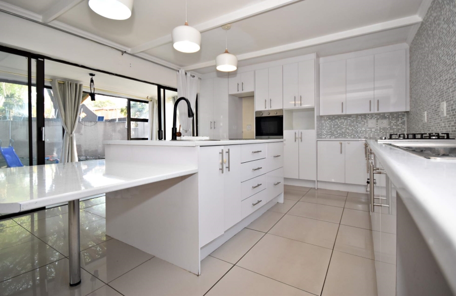 4 Bedroom Property for Sale in Bromhof Gauteng