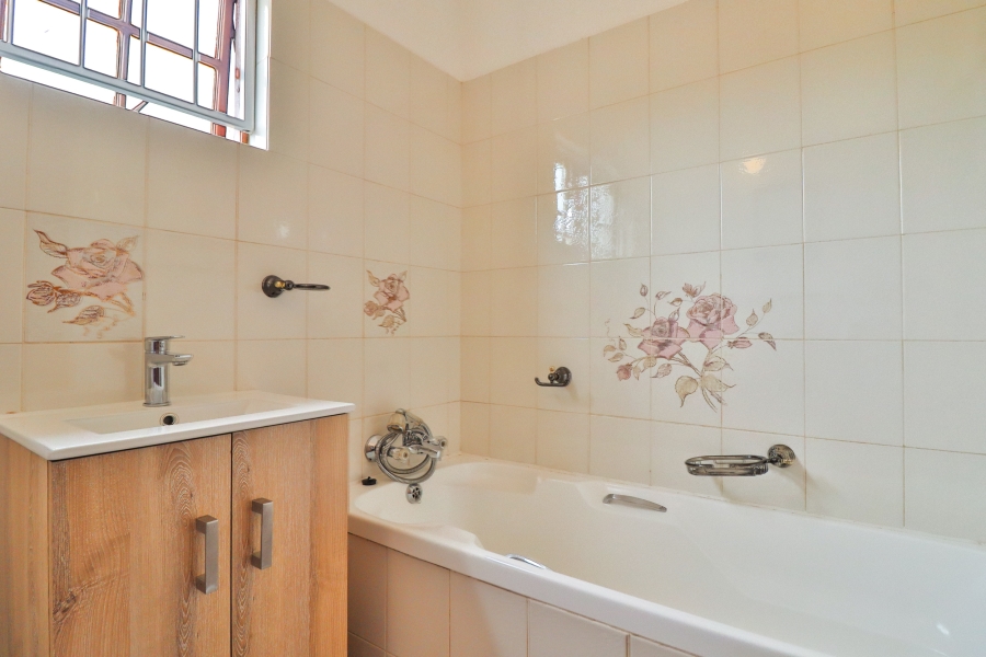 3 Bedroom Property for Sale in Faerie Glen Gauteng