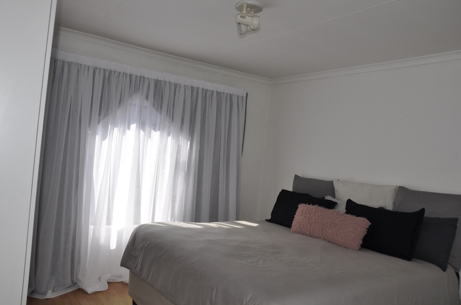 2 Bedroom Property for Sale in Vorna Valley Gauteng