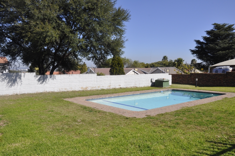 2 Bedroom Property for Sale in Vorna Valley Gauteng