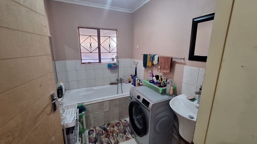 3 Bedroom Property for Sale in Lindo Park Gauteng