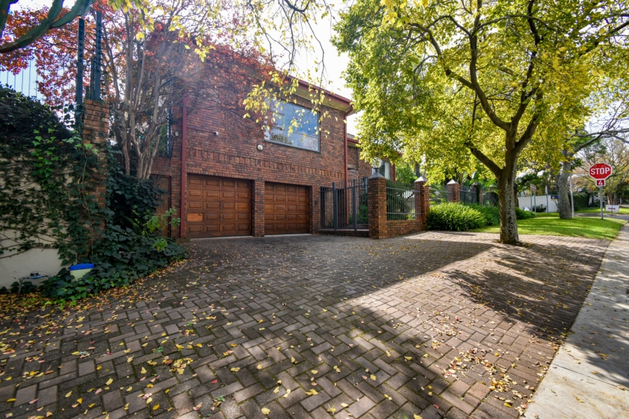 5 Bedroom Property for Sale in Nieuw Muckleneuk Gauteng