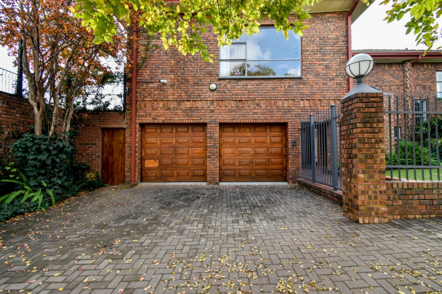 5 Bedroom Property for Sale in Nieuw Muckleneuk Gauteng