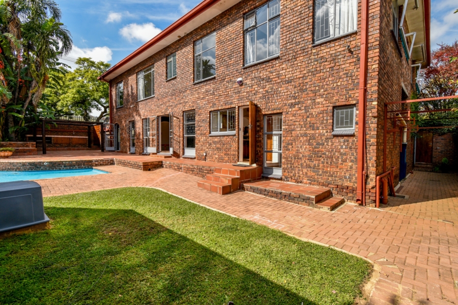 5 Bedroom Property for Sale in Nieuw Muckleneuk Gauteng